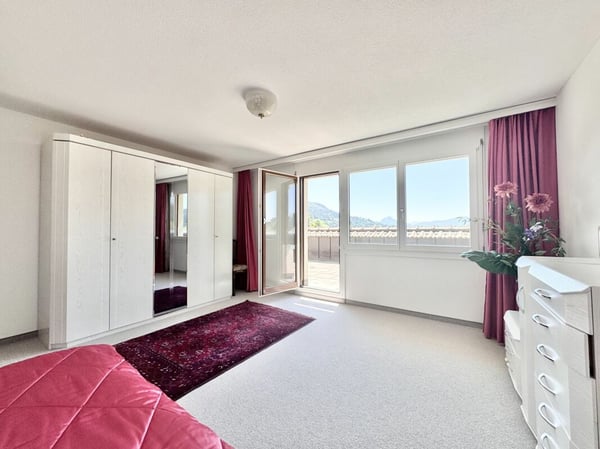 Bergpanorama garantiert! 2 Tiefgaragenplätze und 1 Aussenparkplatz inklusive! 12