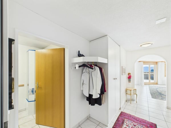 Bergpanorama garantiert! 2 Tiefgaragenplätze und 1 Aussenparkplatz inklusive! 8