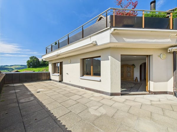 Bergpanorama garantiert! 2 Tiefgaragenplätze und 1 Aussenparkplatz inklusive! 2