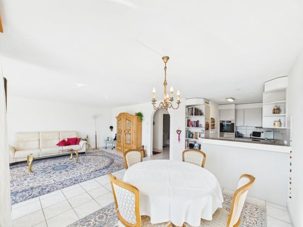 Bergpanorama garantiert! 2 Tiefgaragenplätze und 1 Aussenparkplatz inklusive! 6