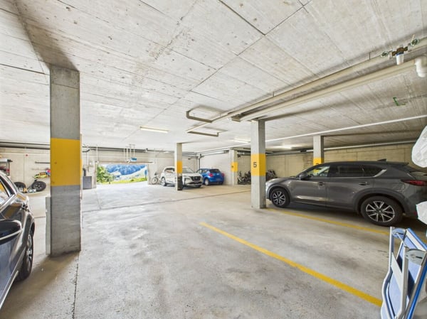 Bergpanorama garantiert! 2 Tiefgaragenplätze und 1 Aussenparkplatz inklusive! 24