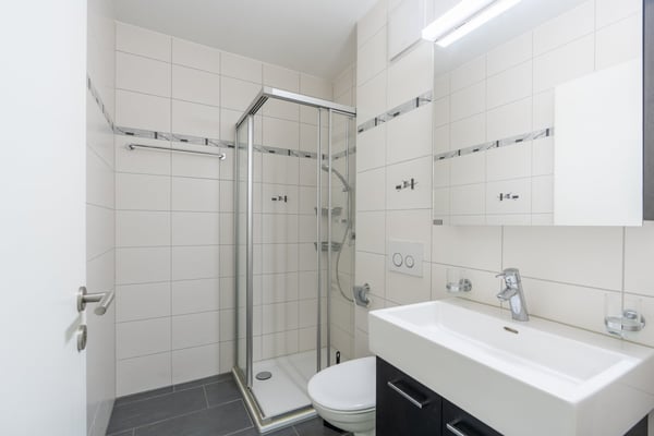 Appartement 5.5 pièces au dernier étage – calme, lumineux et idéalement situé à Givisiez 9