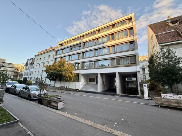 1.5 Zimmer Attikawohnung mit Balkon und Loggia 13