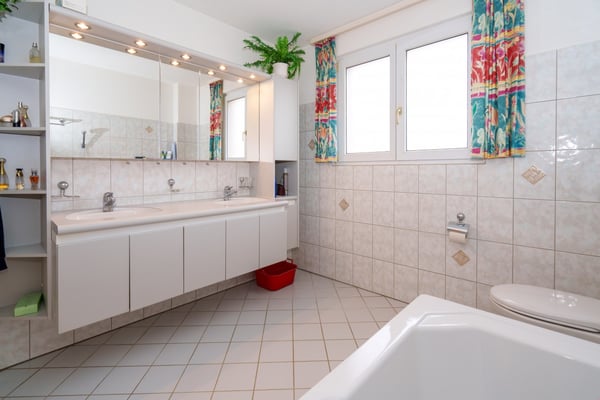 Helle 5.5-Zimmer-Wohnung mit Balkon in ruhiger Lage – Dachsen 3