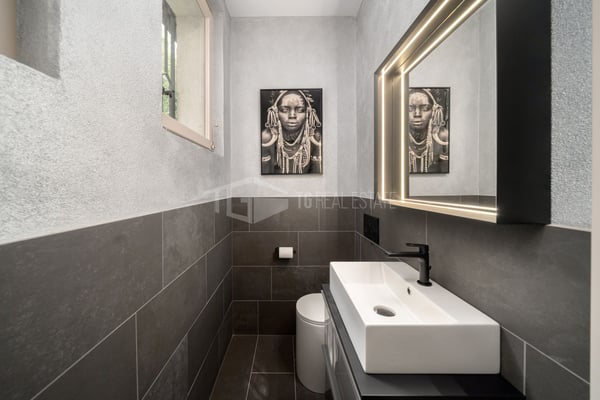 VOLLSTÄNDIG RENOVIERTE VILLA MIT PARK, PANORAMA-POOL UND SEEBLICK 16