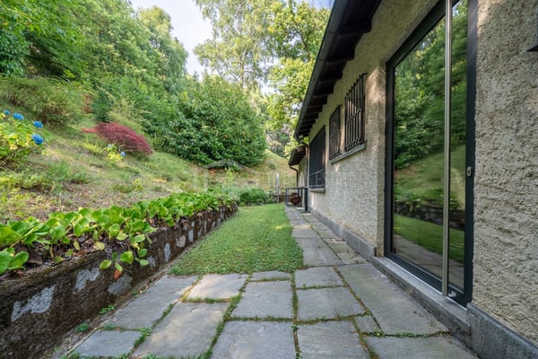 VOLLSTÄNDIG RENOVIERTE VILLA MIT PARK, PANORAMA-POOL UND SEEBLICK 17
