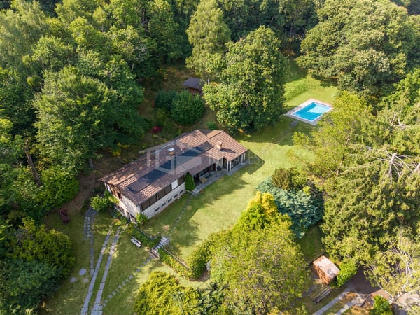 VOLLSTÄNDIG RENOVIERTE VILLA MIT PARK, PANORAMA-POOL UND SEEBLICK 2