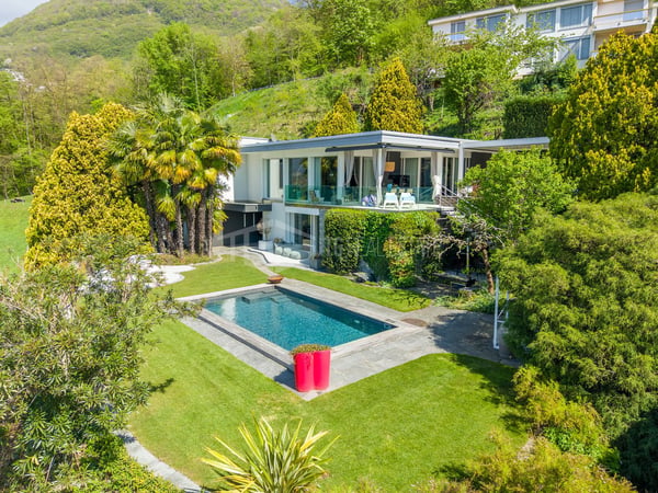 ZEITGENÖSSISCHE VILLA MIT POOL UND SEEBLICK 1