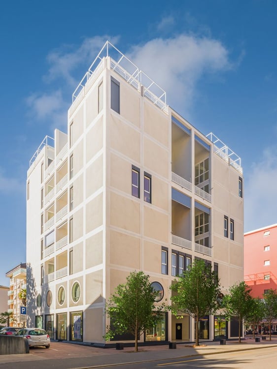 MODERNE MAISONETTE-WOHNUNG IN CASSARATE 13
