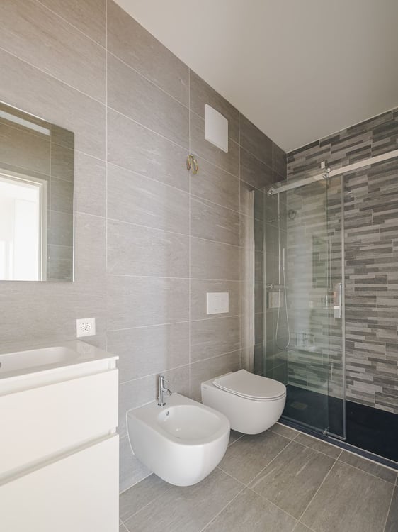 MODERNE MAISONETTE-WOHNUNG IN CASSARATE 12
