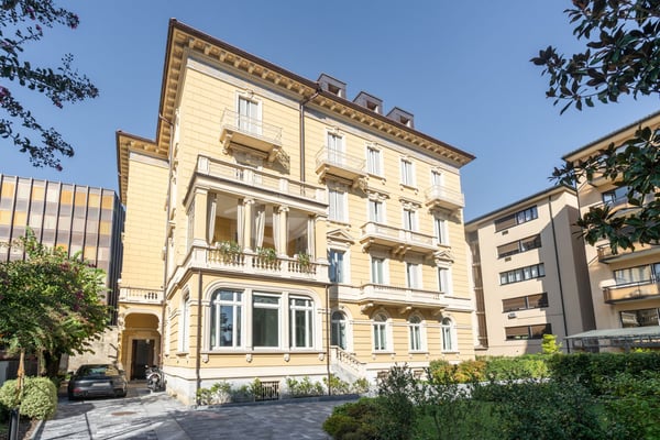 LUXUS UND KOMFORT: 6,5 ZIMMER PENTHOUSE-WOHNUNG MIT PANORAMABLICK AUF LUGANO 1