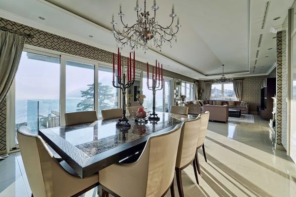 Elegantes Luxus-Penthouse mit Panoramablick auf den See 3