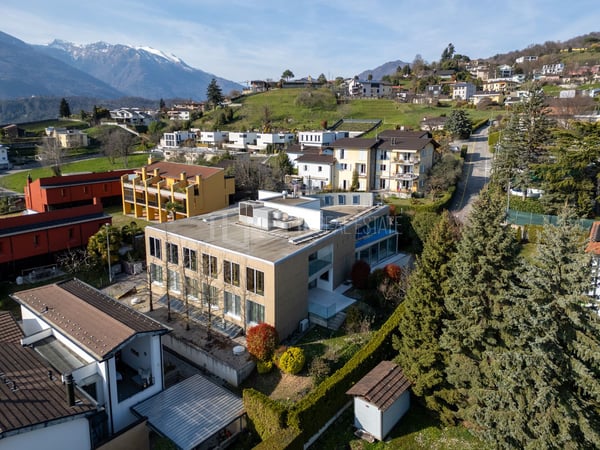 MODERNES WOHNHAUS MIT TERRASSE UND PRIVATSPHÄRE