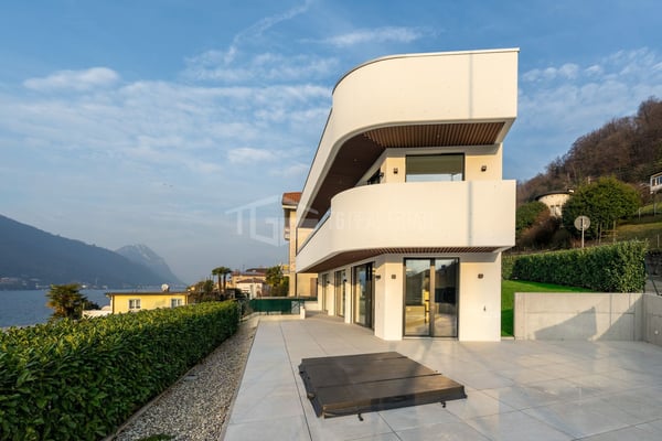 MODERNE VILLA MIT SEEBLICK 12