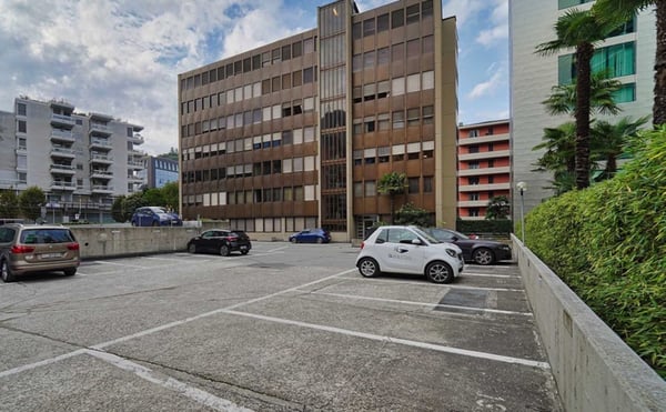 BÜRO IM FINANZIELLEN HERZEN DES PARADIESES 1