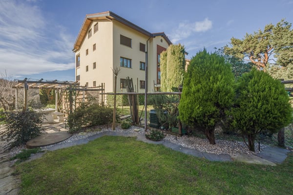 GEMÜTLICHE 5,5-ZIMMER-WOHNUNG MIT PRIVATEM GARTEN 1