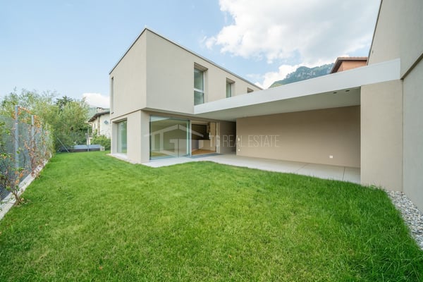 MODERNA CASA DI 5.5 LOCALI CON GIARDINO 1