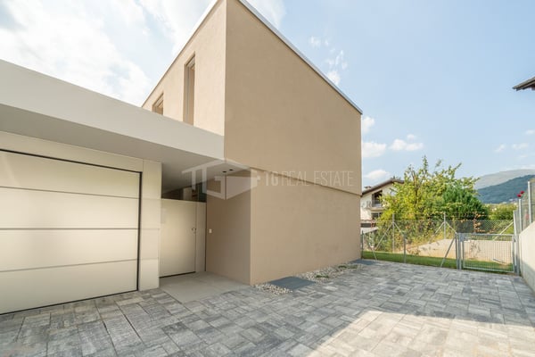 MODERNA CASA DI 5.5 LOCALI CON GIARDINO 16