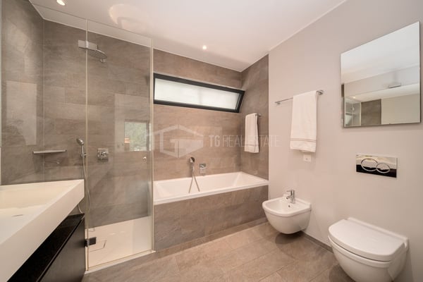 ELEGANTE APPARTAMENTO DI 4 LOCALI CON GIARDINO E VISTA LAGO 10