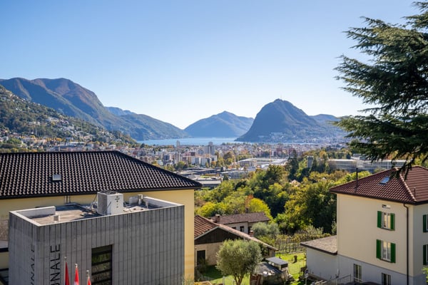 MEDITERRANE DOPPELHAUSHÄLFTE IN WOHNLAGE MIT SEEBLICK 5