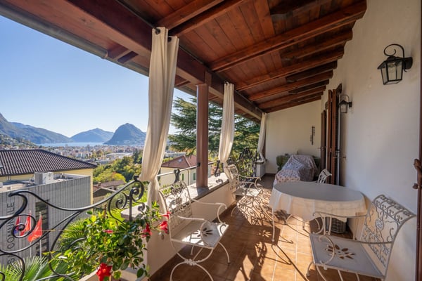 MEDITERRANE DOPPELHAUSHÄLFTE IN WOHNLAGE MIT SEEBLICK 4
