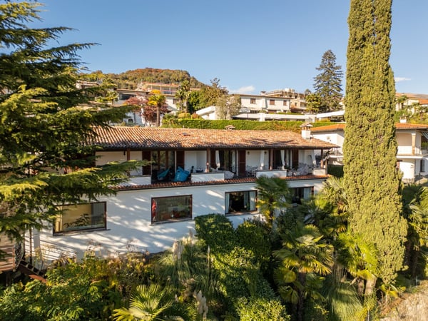 MEDITERRANE DOPPELHAUSHÄLFTE IN WOHNLAGE MIT SEEBLICK 13