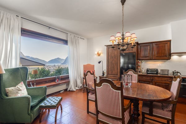 MEDITERRANE DOPPELHAUSHÄLFTE IN WOHNLAGE MIT SEEBLICK 7