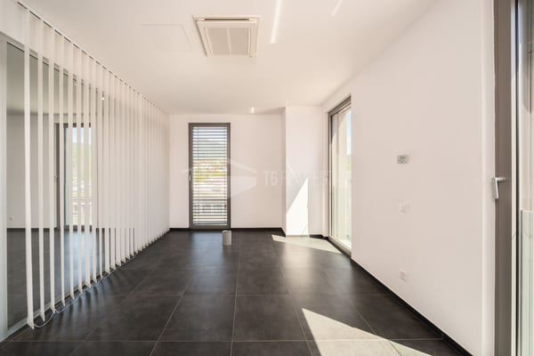 MODERNES BÜRO IN MANNO 6