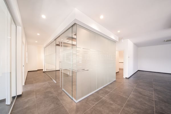 MODERNES BÜRO IN MANNO 9