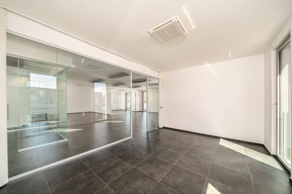 MODERNES BÜRO IN MANNO 8