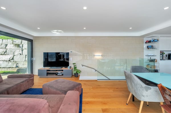 MODERNE VILLA MIT PANORAMABLICK UND EINER SEPARATEN WOHNUNG 12
