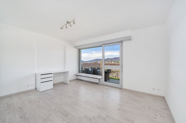 EXKLUSIVE 5,5-ZIMMER-VILLA MIT SEEBLICK UND POOL 6