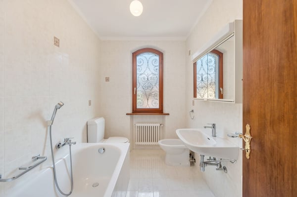 VILLA IM MEDITERRANEN STIL, NUR EINEN STEINWURF VOM SEE UND DEM FIGINO-PARK ENTFERNT 7