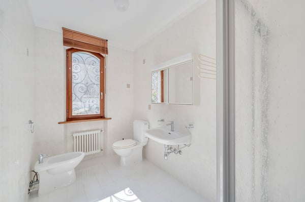 VILLA IM MEDITERRANEN STIL, NUR EINEN STEINWURF VOM SEE UND DEM FIGINO-PARK ENTFERNT 9