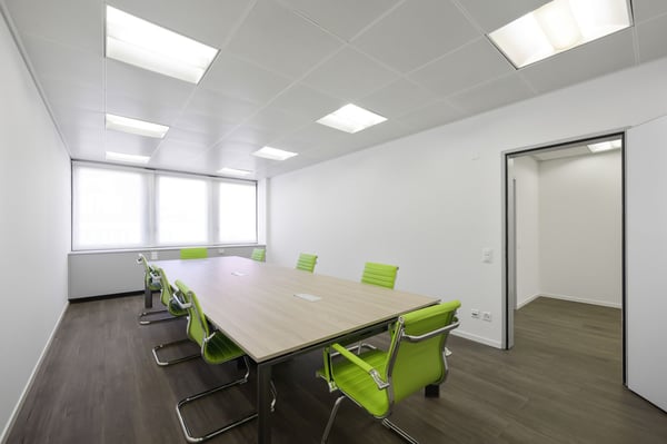 GROSSES BÜRO IM PARADIES 3