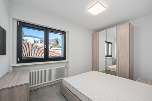 VOLLSTÄNDIG MÖBLIERTE 4,5-ZIMMER-DACHWOHNUNG 5