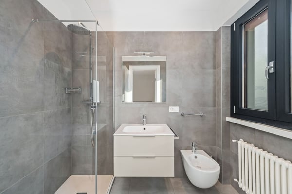 VOLLSTÄNDIG MÖBLIERTE 4,5-ZIMMER-DACHWOHNUNG 8