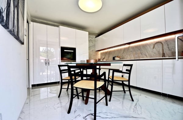 KOMPLETT EINGERICHTETES 6,5-ZIMMER-HAUS AM SEE 6