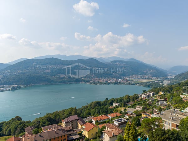 PRESTIGIOSO DUPLEX CON VISTA LAGO E PISCINA 1