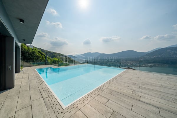 PRESTIGIOSO DUPLEX CON VISTA LAGO E PISCINA 19