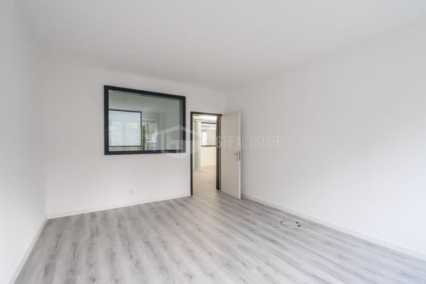 GERÄUMIGES BÜRO IN DER NÄHE DES BAHNHOFS 10