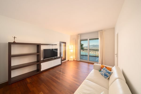 DUPLEX MIT GARTEN UND PANORAMABLICK AUF DEN SEE 11