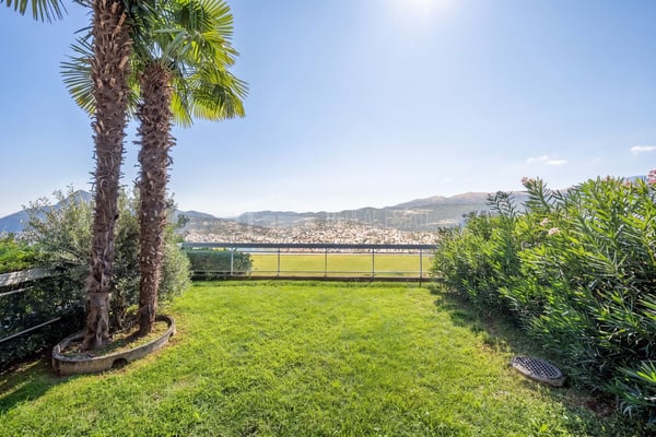 DUPLEX MIT GARTEN UND PANORAMABLICK AUF DEN SEE 23