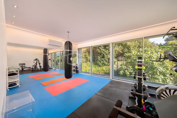 LUSSUOSA VILLA CON PISCINA E GIARDINO VICINO ALLA TASIS 12