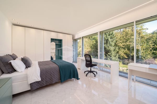 LUSSUOSA VILLA CON PISCINA E GIARDINO VICINO ALLA TASIS 13