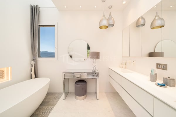 LUSSUOSA VILLA CON PISCINA E GIARDINO VICINO ALLA TASIS 22