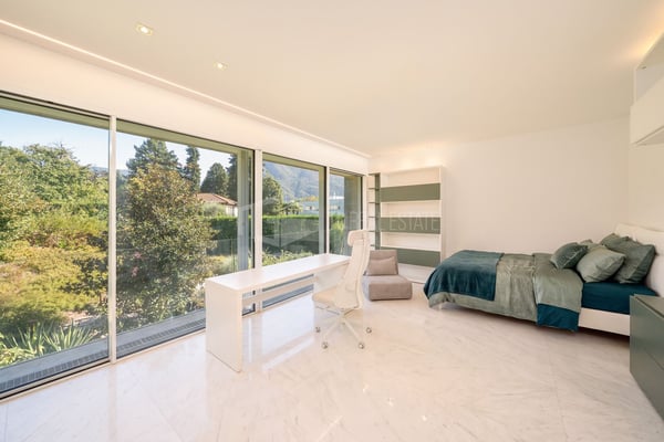 LUSSUOSA VILLA CON PISCINA E GIARDINO VICINO ALLA TASIS 21