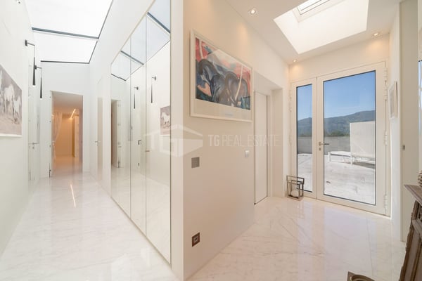 LUSSUOSA VILLA CON PISCINA E GIARDINO VICINO ALLA TASIS 17