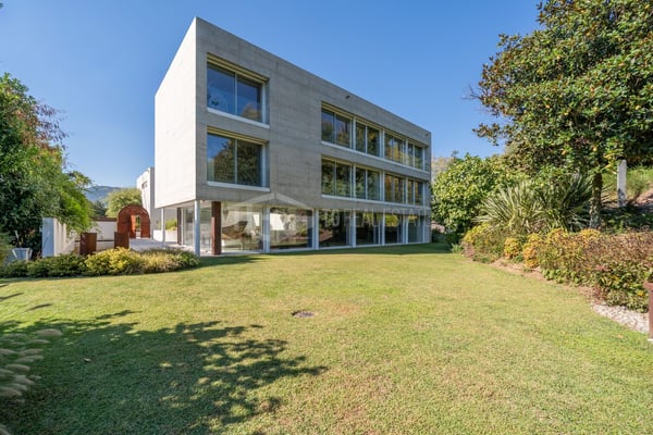 LUSSUOSA VILLA CON PISCINA E GIARDINO VICINO ALLA TASIS 41