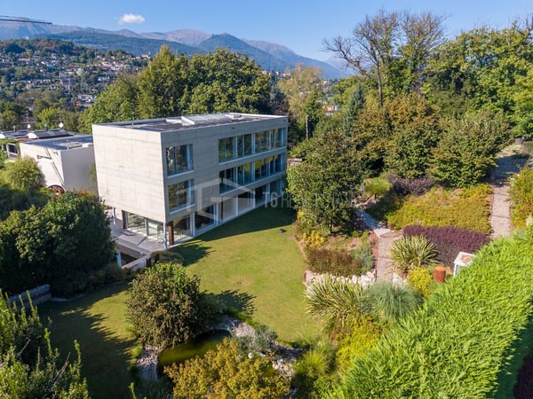 LUSSUOSA VILLA CON PISCINA E GIARDINO VICINO ALLA TASIS 34
